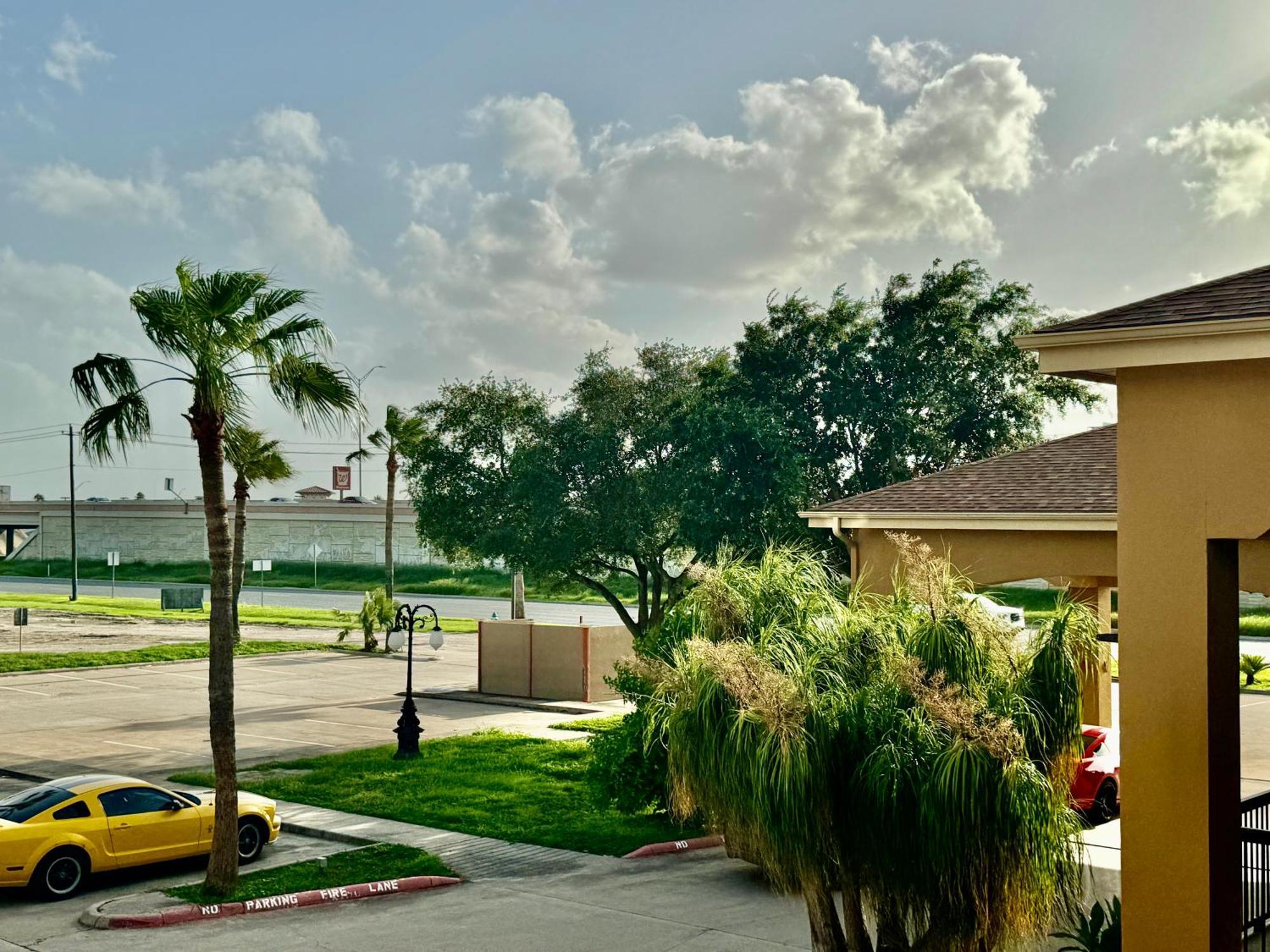 Texas Inn And Suites City Center At University Dr. Edinburg Exterior foto